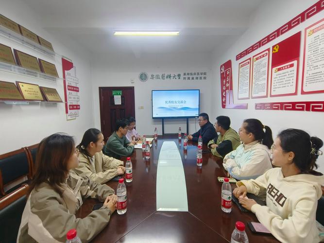 我院举办生涯人物访谈暨理学人生校友报告会(图1)