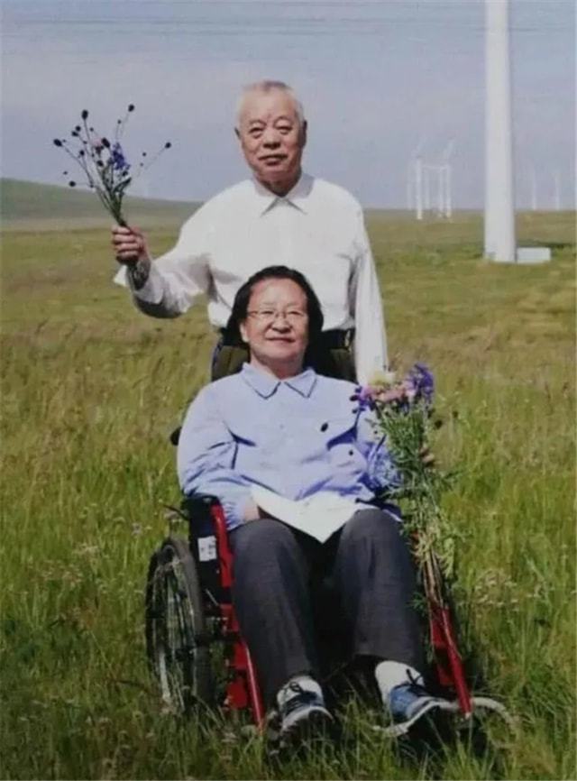 江青的外孙王效芝，经刘少奇儿子刘源介绍，娶薄一波外孙女(图11)