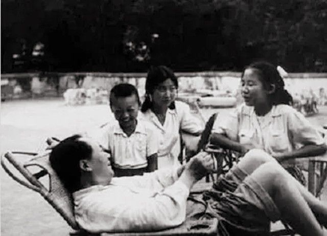 江青的外孙王效芝，经刘少奇儿子刘源介绍，娶薄一波外孙女(图5)
