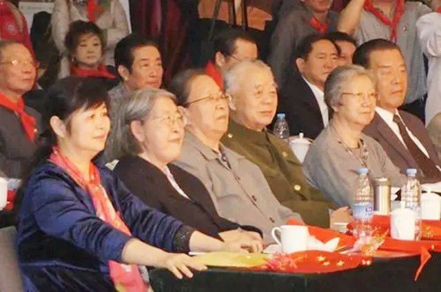 江青的外孙王效芝，经刘少奇儿子刘源介绍，娶薄一波外孙女(图7)