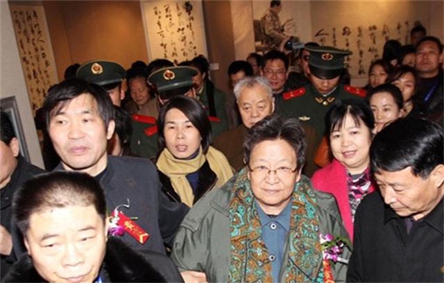 江青的外孙王效芝，经刘少奇儿子刘源介绍，娶薄一波外孙女(图8)
