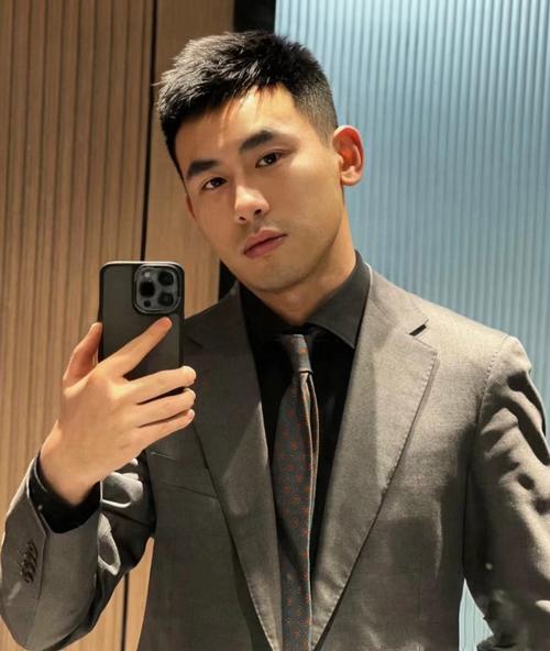 轻松搞定职场 四款白领男士发型推荐(图3)