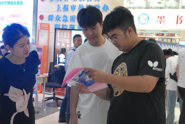 即墨首场招聘会迎求职潮 大学生进劳务市场抢活(图1)