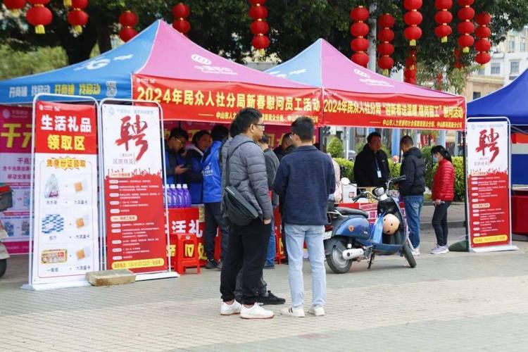 即墨首场招聘会迎求职潮 大学生进劳务市场抢活(图2)