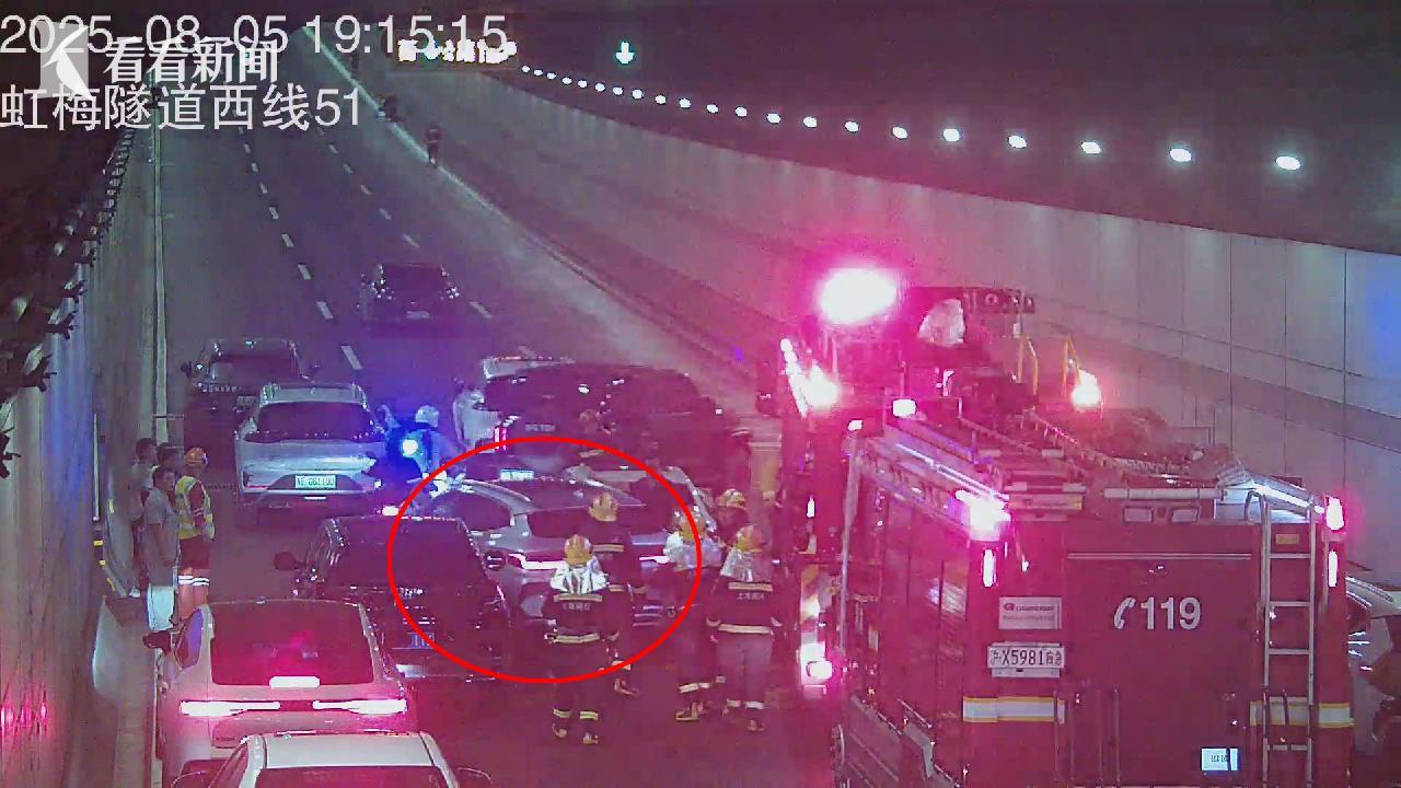 _警察为孕妇开路_着火了孕妇吸入了浓烟