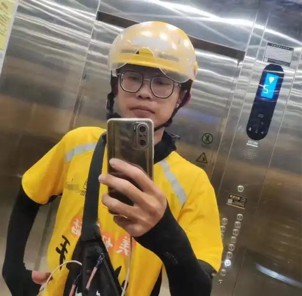 男子穿尿不湿送外卖赚医疗费_外卖送医院_外卖小哥医院送餐