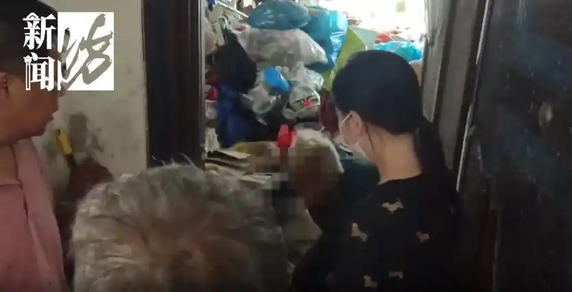 小区捡垃圾老人_居民捡垃圾放屋里谁来管_房门被巨量垃圾堵住 社区：老人捡的
